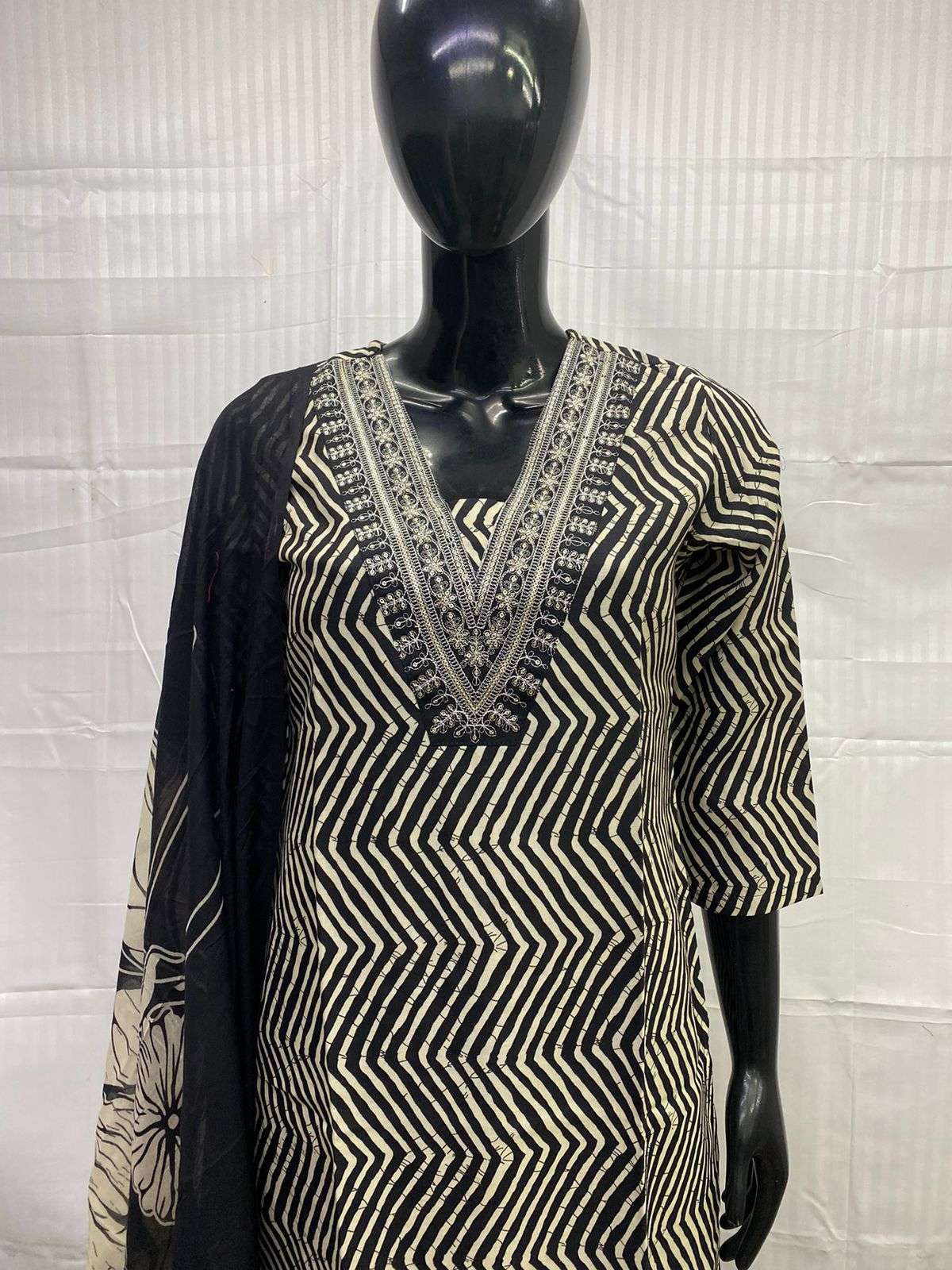 Design no 1011 by Siara Kurti collection manufacturer surat 