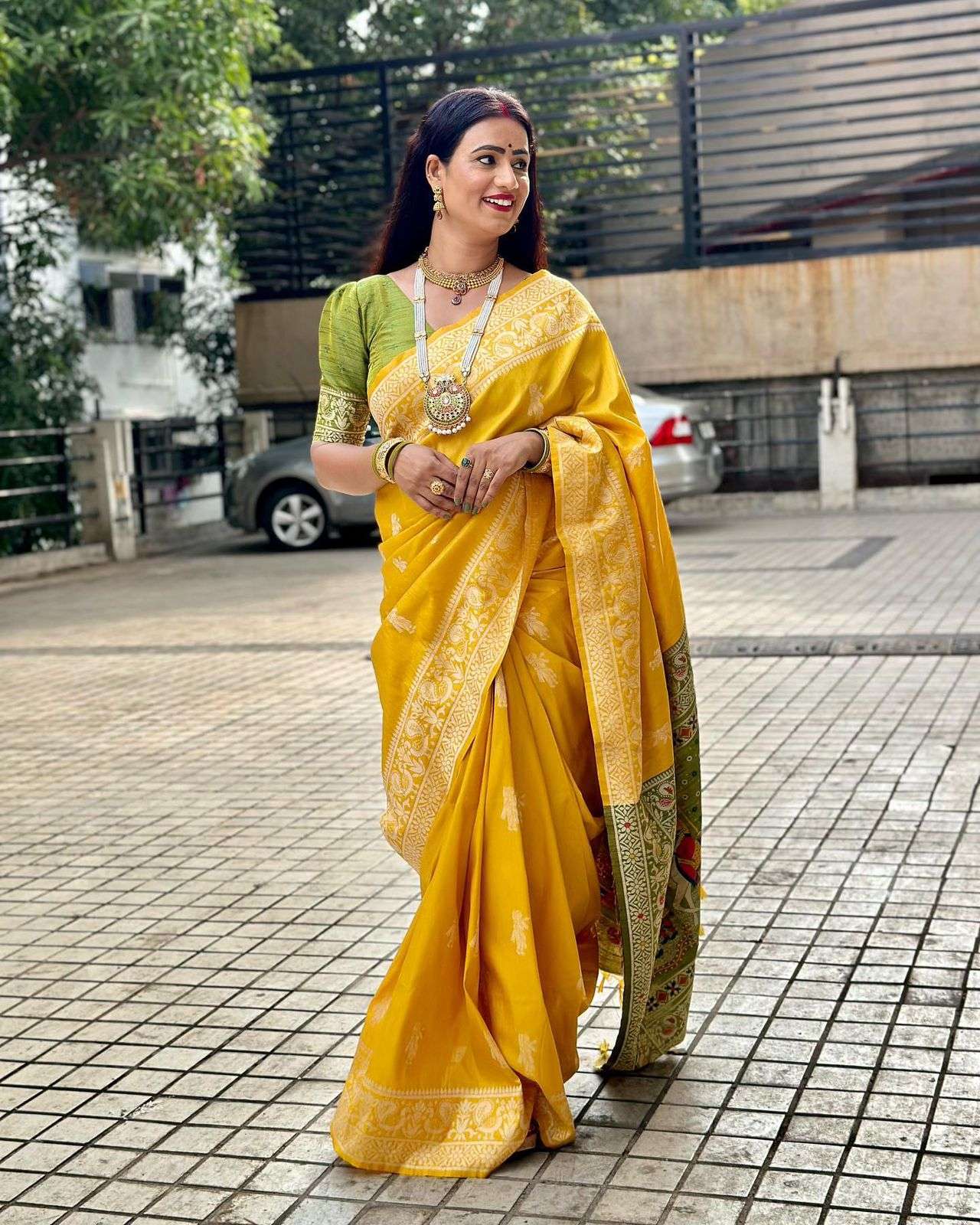 Rutrang🌹 Soft Raw Silk Two-Tone Weaving Saree with Antique Design